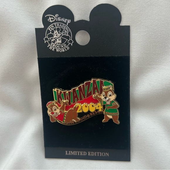 DLR Disneyland Resort Kwanzaa Holiday 2004 (Chip & Dale) Pin LE 1500 NEW - Picture 1 of 3